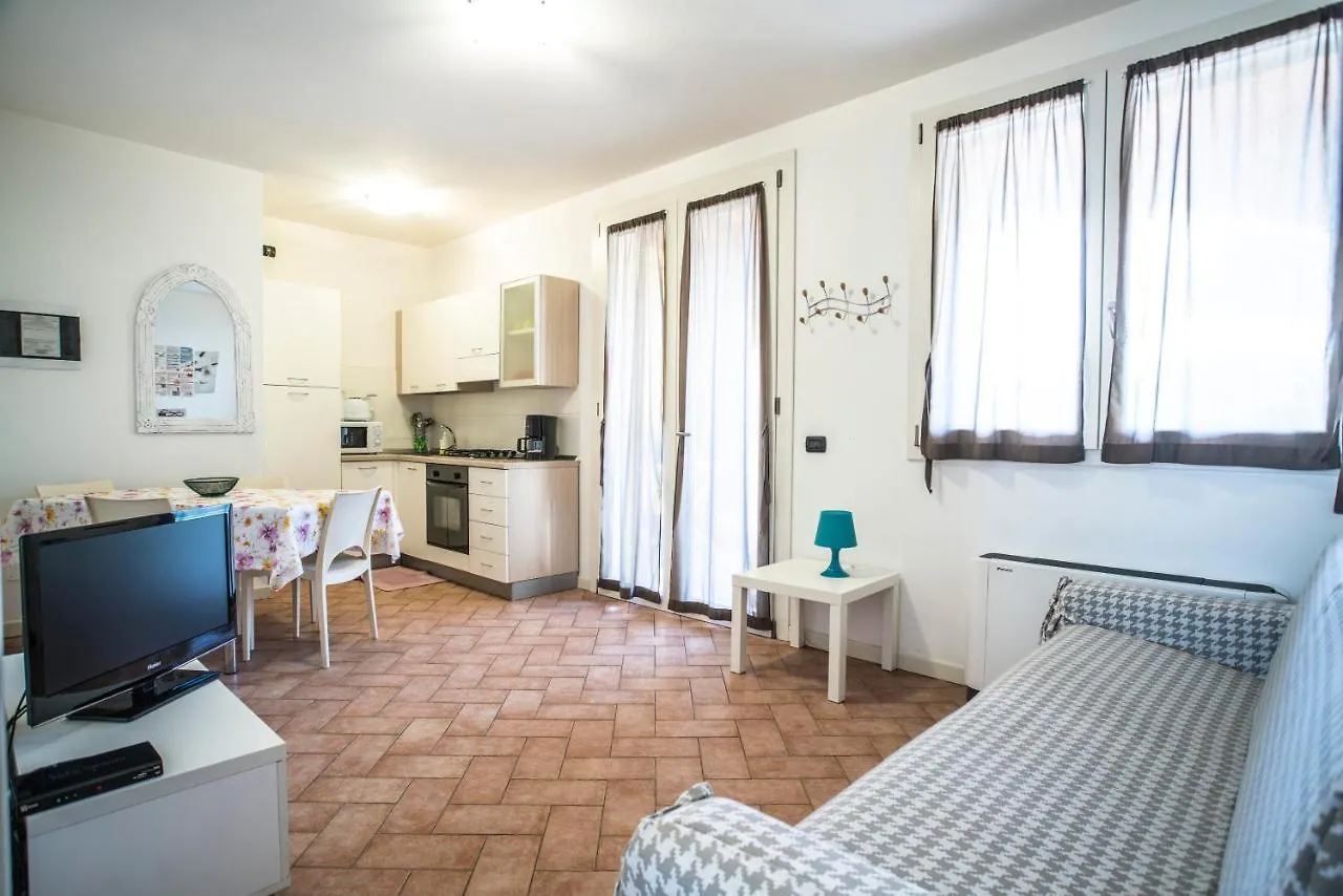 Residence Karina Moniga del Garda Ξενοδοχείο με διαμερίσματα