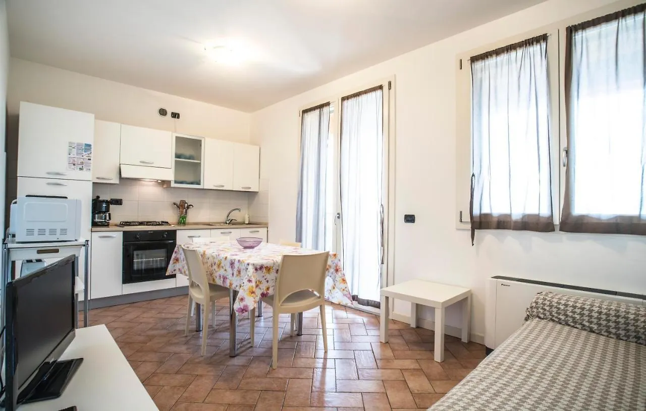 Residence Karina Moniga del Garda 2*,  Italia